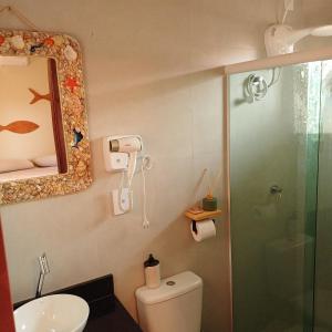 圣阿马鲁Kite House Lençóis II的带淋浴、马桶和水槽的浴室