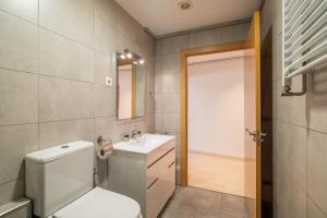 Koupelna v ubytování Stay U-nique Apartments Aribau + 20 fotografií