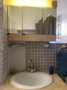 a bathroom with a tub with a mirror and a sink at Deux Studio Au Coeur de Sidibousaid in Sidi Bou Saïd