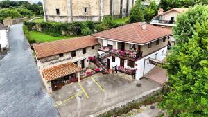 an aerial view of a building with flowers on the balcony at Apartamentos Las Casucas de Gema in Isla