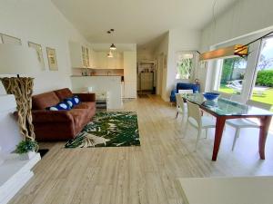 ブレンゾーネにあるVilla Sonjaのソファとテーブルのあるリビングルーム