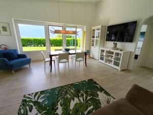 ブレンゾーネにあるVilla Sonjaのテーブルと椅子とテレビのあるリビングルーム