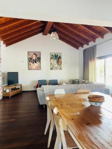 salon z drewnianym stołem i kanapą w obiekcie Villa Volcano w mieście Lajares