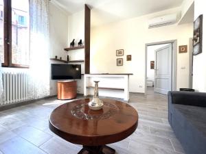 Televiisor ja/või meelelahutuskeskus majutusasutuses Ortensia-central apartment with terrace