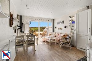 eine Küche und ein Wohnzimmer mit Tisch und Stühlen in der Unterkunft Agger Holidays in Vestervig
