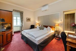 Postel nebo postele na pokoji v ubytování Hotel Kaiserhof Eisenach + 37 fotografií