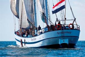 坎彭Historical sailing ship的一群人乘坐帆船在水中