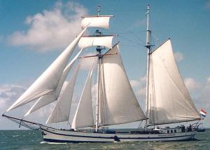 坎彭Historical sailing ship的水中带有白色帆的帆船