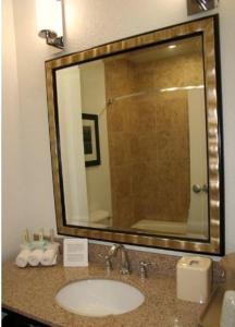 y baño con lavabo y espejo. en Holiday Inn Express & Suites Arkadelphia - Caddo Valley, an IHG Hotel, en Caddo Valley