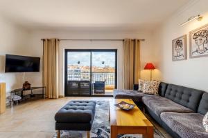 Posezení v ubytování James's Quinta das Palmeiras, spacious 2 bedroom apartment in luxury complex, walking distance to town and beach