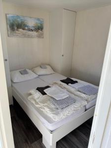 ein kleines Schlafzimmer mit zwei Betten darin in der Unterkunft Zee en duin in IJmuiden