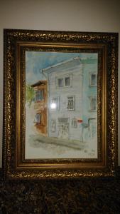 una pintura de un edificio en Konut Wooden House, en Estambul