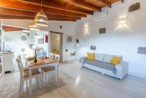 a living room with a table and a blue couch at Casa Rural - Cottage Bentayga in Tejeda