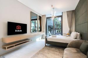 TV a/nebo společenská místnost v ubytování Livbnb - Stylish Studio in JVC, Near Parks and Shops