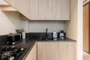 Kuchyň nebo kuchyňský kout v ubytování Livbnb - Stylish Studio in JVC, Near Parks and Shops