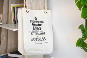 ラゴスにあるTropical 2 BDR Apt in Lagos Centre by LovelyStayの「毎分毎分、不安と80の幸福の始まり」という言葉が書かれたトートバッグ