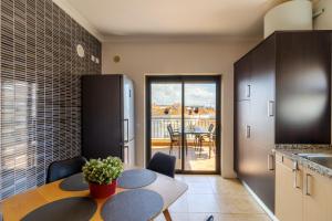 Kuchyň nebo kuchyňský kout v ubytování James's Quinta das Palmeiras, spacious 2 bedroom apartment in luxury complex, walking distance to town and beach