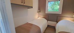 เตียงในห้องที่ Beachvibe huisje met zandtuin vlakbij zee VP091