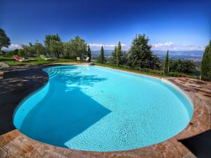 Bazén v ubytovaní Majestic Farmhouse in Loro Ciuffenna with Pool alebo v jeho blízkosti