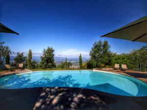 Bazén v ubytovaní Majestic Farmhouse in Loro Ciuffenna with Pool alebo v jeho blízkosti