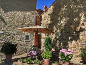 Vonkajšia záhrada v ubytovaní Majestic Farmhouse in Loro Ciuffenna with Pool