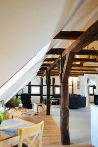an attic living room with wooden beams at Altstadt Apartment V- Studio-3 Personen- Waschmaschine- Parkplatz in Wolfsburg