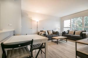 una sala de estar con un sofá y una mesa en Apartarent 1500 - Apartamento Letassi, en Baqueira Beret