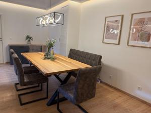 a dining room with a wooden table and chairs at K38 Mühlgrabenblick by Selected Rooms in Eisenach