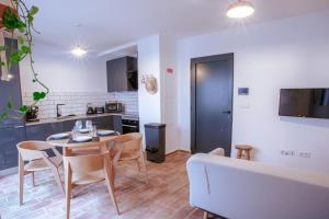 a kitchen and dining room with a table and chairs at Mar-Ria 3 in Fuzeta