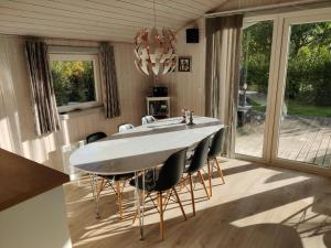 HemmetにあるFantastic Spa Holiday Home,のダイニングルーム(大きな白いテーブルと椅子付)