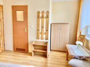 a room with a room with skis on the wall at Podlesie in Ostrowo