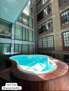 a hot tub in front of a building at F 02 Loft in Montréal