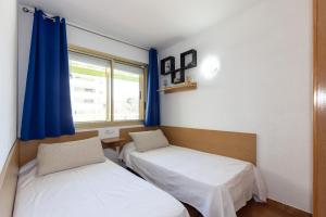 Postel nebo postele na pokoji v ubytování UHC Marathon Apartments