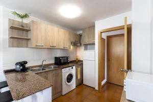 Kuchyň nebo kuchyňský kout v ubytování UHC Marathon Apartments