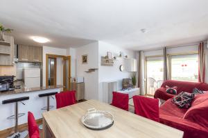 Kuchyň nebo kuchyňský kout v ubytování UHC Marathon Apartments
