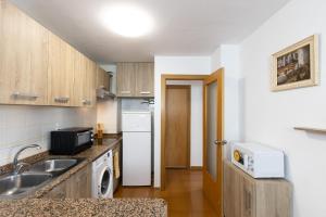 Kuchyň nebo kuchyňský kout v ubytování UHC Marathon Apartments