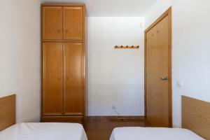 Postel nebo postele na pokoji v ubytování UHC Marathon Apartments