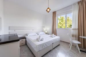 Postel nebo postele na pokoji v ubytování Serene Studio with Balcony Golem