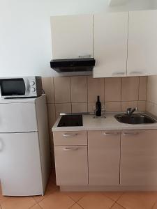 Kuchyňa alebo kuchynka v ubytovaní Apartment in Sevid with Seaview, Balcony, Air condition, WIFI (4755-4)