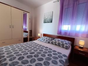 Posteľ alebo postele v izbe v ubytovaní Apartment in Sevid with Seaview, Balcony, Air condition, WIFI (4755-4)