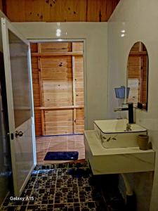un bagno con lavandino e specchio di Homestay Đồi Sương Trắng a Kon Rung (1)