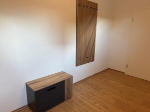 a room with a wooden box on a wall at K38 Mühlgrabenblick by Selected Rooms in Eisenach