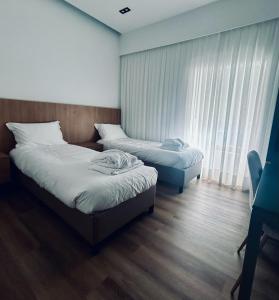 a room with two beds and a window at Alojamento Nave Ribeiro in Montelavar +5 photos