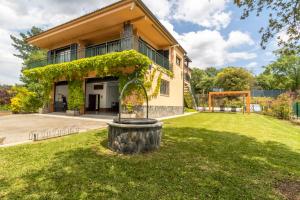 Κήπος έξω από το Ca La Iaia Casa con piscina y jardín