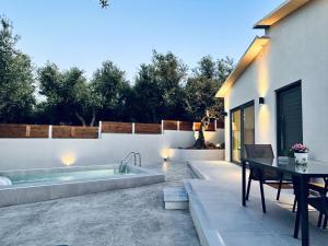 Бассейн в La casa di Bei-peaceful and secluded retreat with private pool- By Villa Mana Gers или поблизости