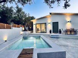 DhrákasLa casa di Bei-peaceful and secluded retreat with private pool- By Villa Mana Gers的房子后院的游泳池