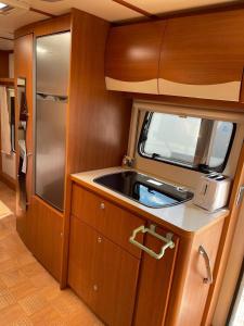 Kuchyň nebo kuchyňský kout v ubytování Caravana estática en CAMPING MEDITERRANEO Calpe