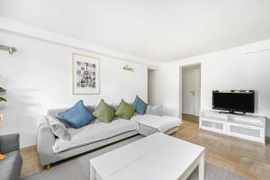 a living room with a couch and a tv at Le Jardin - 3 pièce - Parking - Disney & Paris in Le Plessis-Trévise