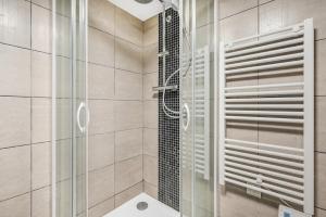 a shower with a glass door in a bathroom at Le Jardin - 3 pièce - Parking - Disney & Paris in Le Plessis-Trévise +17 photos
