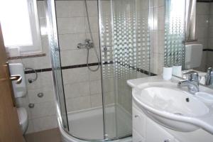 Bilik mandi di Apartman Dzafic